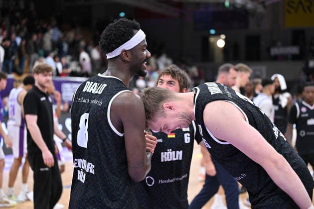 BG Göttingen - RheinStars Köln 26.09.2026, Göttingen: Basketball, Männer: 2. Bundesliga, ProA, BG Göttingen - RheinStars Köln, Sparkassen-Arena. Nat Diallo (l) und Jasper Günther (r, beide RheinStars Köln) jubeln. Göttingen Niedersachsen Deutschland