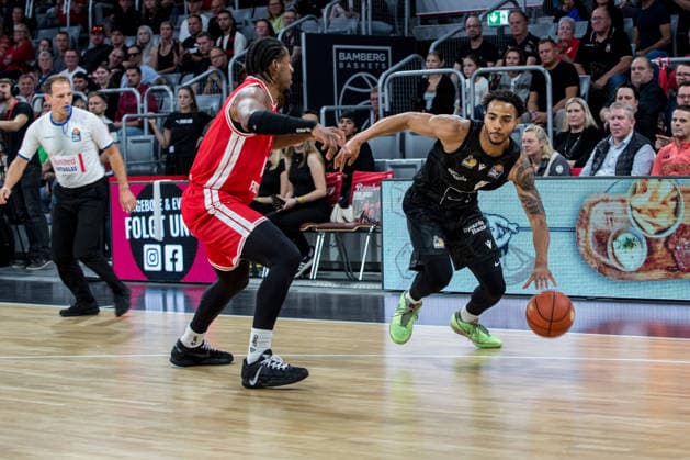 Bamberg, Deutschland 26. September 2026: 1. BBL - 2026 2027 - Sp. 3 - BMA365 Bamberg Baskets gegen MHP Riesen Ludwigsburg Im Bild: v. li. Jordan Wright (Bamberg) und Brose Arena Bayern Copyright: xFotostandx xSchmittx