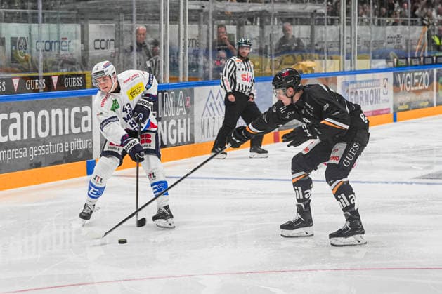 26 09 2026, Porza, Corner Arena, NL: HC Lugano - HC Ambri-Piotta, 43 Tim Muggli (Ambri) against 9 Brian Zanetti (Lugano) Porza Corner Arena Ticino Switzerland Copyright: xJustPictures.ch JarixPestelaccix jp-en-JaPe-JP6_JAr_NL_HCL_HCAP_26Sep2026_000001
