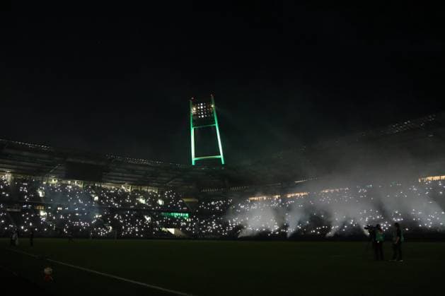 26.09.26, Fussball, FBL Männer, Freundschaftsspiel, 100. Jahre Weserstadion, Duell Werder Legenden 2026, Werder Legenden vs.Real Madrid Leyendas 100 Jahre Weserstadion, die Fans leuchten mit ihren Handys Foto nordphoto GmbH Tauchnitz Bremen Weserstadion Bremen Germany Copyright: xnordphotoxGmbHx xTauchnitzx