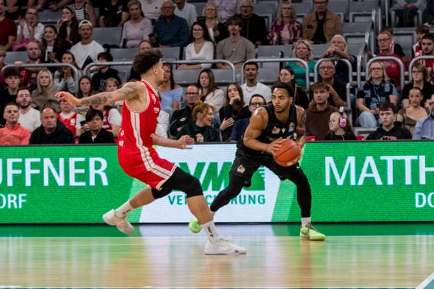 Bamberg, Deutschland 26. September 2026: 1. BBL - 2026 2027 - Sp. 3 - BMA365 Bamberg Baskets gegen MHP Riesen Ludwigsburg Im Bild: v. li. und Joshua Obiesie (Bamberg) und Lars Danzinger (Ludwigsburg) Brose Arena Bayern Copyright: xFotostandx xSchmittx