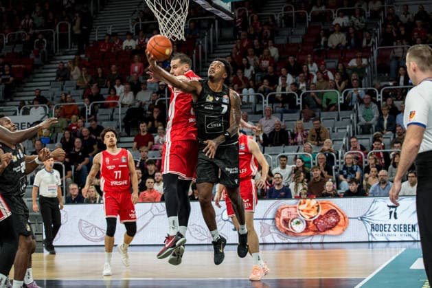 Bamberg, Deutschland 26. September 2026: 1. BBL - 2026 2027 - Sp. 3 - BMA365 Bamberg Baskets gegen MHP Riesen Ludwigsburg Im Bild: Elijah Hughes (Ludwigsburg) zieht durch die Bamberger Zone und vorbei an Daniel Keppeler (Bamberg) Brose Arena Bayern Copyright: xFotostandx xSchmittx