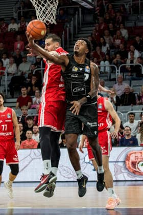 Bamberg, Deutschland 26. September 2026: 1. BBL - 2026 2027 - Sp. 3 - BMA365 Bamberg Baskets gegen MHP Riesen Ludwigsburg Im Bild: Elijah Hughes (Ludwigsburg) zieht durch die Bamberger Zone und vorbei an Daniel Keppeler (Bamberg) Brose Arena Bayern Copyright: xFotostandx xSchmittx