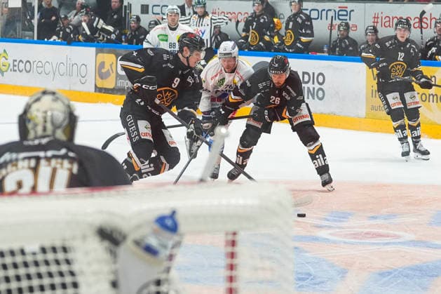 26 09 2026, Porza, Corner Arena, NL: HC Lugano - HC Ambri-Piotta, 76 Nathan Schnarr (Ambri) against 9 Brian Zanetti (Lugano) (L) and 26 David Aebischer (Lugano) (R) Porza Corner Arena Ticino Switzerland Copyright: xJustPictures.ch JarixPestelaccix jp-en-JaPe-JP6_JAr_NL_HCL_HCAP_26Sep2026_000009