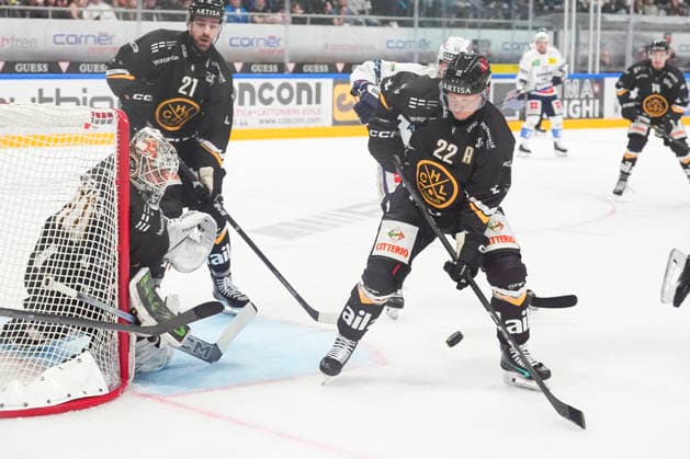 26 09 2026, Porza, Corner Arena, NL: HC Lugano - HC Ambri-Piotta, 22 Santeri Alatalo (Lugano) helps 34 goalkeeper Niklas Schlegel (Lugano) Porza Corner Arena Ticino Switzerland Copyright: xJustPictures.ch JarixPestelaccix jp-en-JaPe-JP6_JAr_NL_HCL_HCAP_26Sep2026_000013