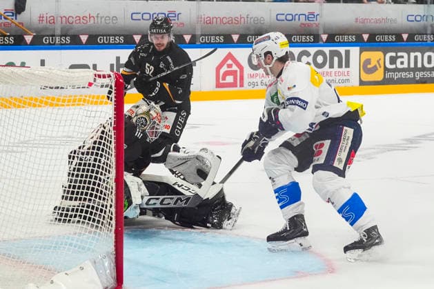 26 09 2026, Porza, Corner Arena, NL: HC Lugano - HC Ambri-Piotta, 43 Tim Muggli (Ambri) against 34 goalkeeper Niklas Schlegel (Lugano) Porza Corner Arena Ticino Switzerland Copyright: xJustPictures.ch JarixPestelaccix jp-en-JaPe-JP6_JAr_NL_HCL_HCAP_26Sep2026_000021