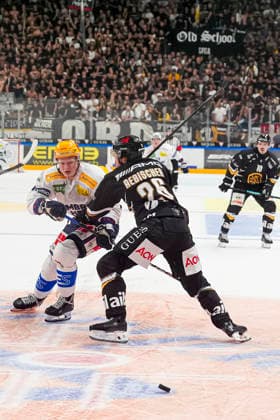 26 09 2026, Porza, Corner Arena, NL: HC Lugano - HC Ambri-Piotta, Topscorer Roby Jarventie (Ambri) against 26 David Aebischer (Lugano) Porza Corner Arena Ticino Switzerland Copyright: xJustPictures.ch JarixPestelaccix jp-en-JaPe-JP6_JAr_NL_HCL_HCAP_26Sep2026_000029
