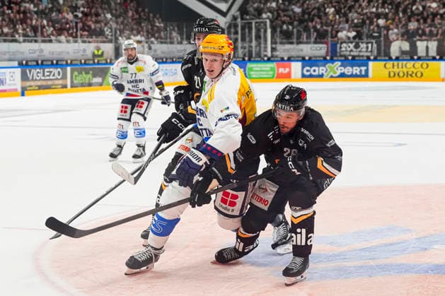 26 09 2026, Porza, Corner Arena, NL: HC Lugano - HC Ambri-Piotta, Topscorer Roby Jarventie (Ambri) against 26 David Aebischer (Lugano) Porza Corner Arena Ticino Switzerland Copyright: xJustPictures.ch JarixPestelaccix jp-en-JaPe-JP6_JAr_NL_HCL_HCAP_26Sep2026_000030