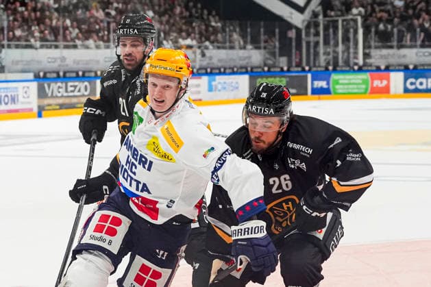 26 09 2026, Porza, Corner Arena, NL: HC Lugano - HC Ambri-Piotta, Topscorer Roby Jarventie (Ambri) against 26 David Aebischer (Lugano) Porza Corner Arena Ticino Switzerland Copyright: xJustPictures.ch JarixPestelaccix jp-en-JaPe-JP6_JAr_NL_HCL_HCAP_26Sep2026_000031