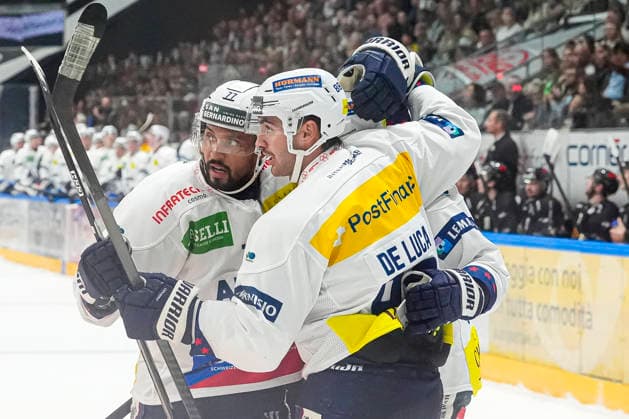 26 09 2026, Porza, Corner Arena, NL: HC Lugano - HC Ambri-Piotta, 77 Michael Joly (Ambri) and 88 Tommaso De Luca (Ambri) celebrates their goal Porza Corner Arena Ticino Switzerland Copyright: xJustPictures.ch JarixPestelaccix jp-en-JaPe-JP6_JAr_NL_HCL_HCAP_26Sep2026_000034