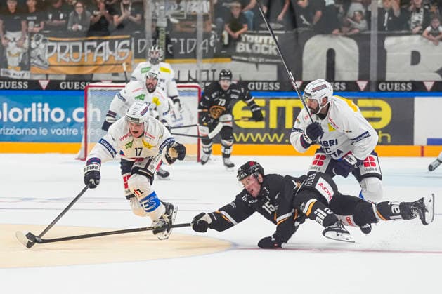 26 09 2026, Porza, Corner Arena, NL: HC Lugano - HC Ambri-Piotta, 17 Miles Muller (Ambri) against 15 Olle Lycksell (Lugano) Porza Corner Arena Ticino Switzerland Copyright: xJustPictures.ch JarixPestelaccix jp-en-JaPe-JP6_JAr_NL_HCL_HCAP_26Sep2026_000041