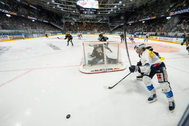 26 09 2026, Porza, Corner Arena, NL: HC Lugano - HC Ambri-Piotta, 44 Andre Heim (Ambri) in action behind 34 goalkeeper Niklas Schlegel (Lugano) net Porza Corner Arena Ticino Switzerland Copyright: xJustPictures.ch JarixPestelaccix jp-en-JaPe-JP6_JAr_NL_HCL_HCAP_26Sep2026_000049