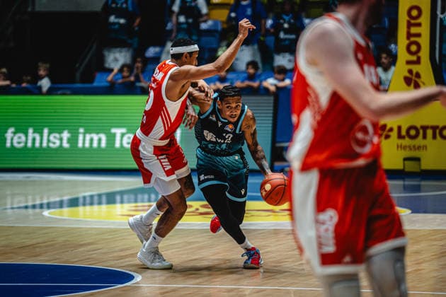 26.09.2026, xhfmx, Basketball easyCredit BBL Bundesliga, Frankfurt Skyliners - Rasta Vechta v.l. Nelson Weidemann (Rasta Vechta), Judah Mintz (Skyliners Frankfurt) Frankfurt am Main