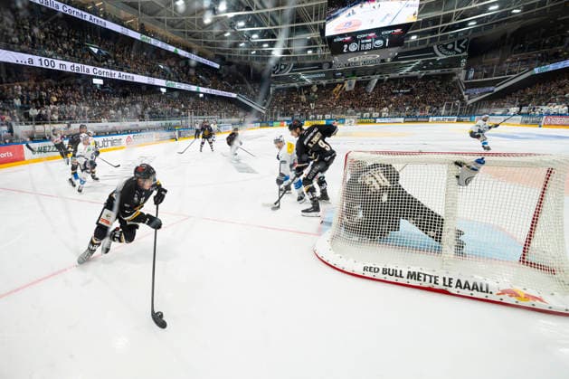 26 09 2026, Porza, Corner Arena, NL: HC Lugano - HC Ambri-Piotta, 11 Marco Zanetti (Lugano) in action Porza Corner Arena Ticino Switzerland Copyright: xJustPictures.ch JarixPestelaccix jp-en-JaPe-JP6_JAr_NL_HCL_HCAP_26Sep2026_000051