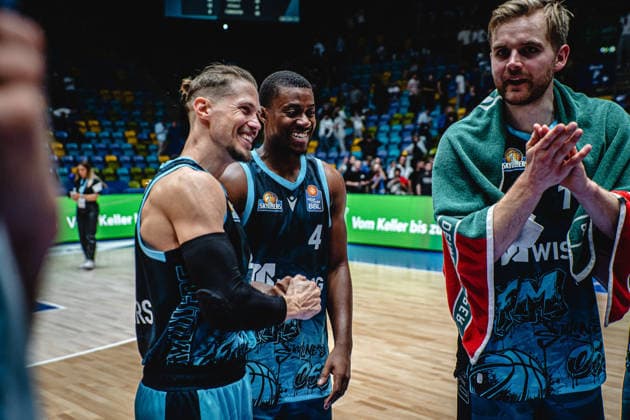 26.09.2026, xhfmx, Basketball easyCredit BBL Bundesliga, Frankfurt Skyliners - Rasta Vechta v.l. Thomas Klepeisz (Skyliners Frankfurt), Nahiem Alleyne (Skyliners Frankfurt), Till Pape (Skyliners Frankfurt) Frankfurt am Main