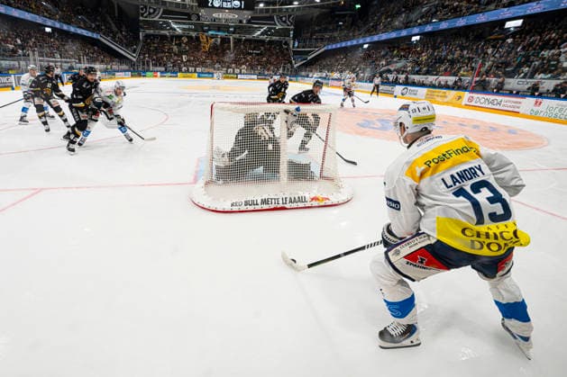 26 09 2026, Porza, Corner Arena, NL: HC Lugano - HC Ambri-Piotta, 13 Manix Landry (Ambri) behid 34 goalkeeper Niklas Schlegel (Lugano) net Porza Corner Arena Ticino Switzerland Copyright: xJustPictures.ch JarixPestelaccix jp-en-JaPe-JP6_JAr_NL_HCL_HCAP_26Sep2026_000054