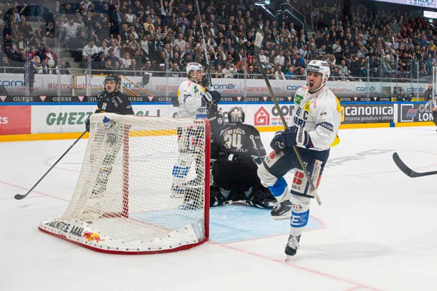 26 09 2026, Porza, Corner Arena, NL: HC Lugano - HC Ambri-Piotta, 88 Tommaso De Luca (Ambri) celebrates his goal. Porza Corner Arena Ticino Switzerland Copyright: xJustPictures.ch JarixPestelaccix jp-en-JaPe-JP6_JAr_NL_HCL_HCAP_26Sep2026_000060