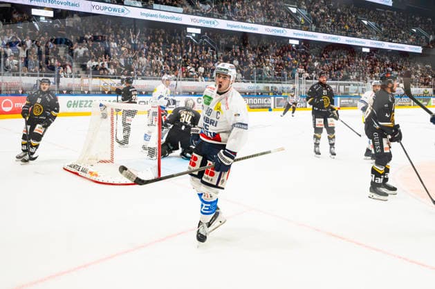 26 09 2026, Porza, Corner Arena, NL: HC Lugano - HC Ambri-Piotta, 88 Tommaso De Luca (Ambri) celebrates his goal. Porza Corner Arena Ticino Switzerland Copyright: xJustPictures.ch JarixPestelaccix jp-en-JaPe-JP6_JAr_NL_HCL_HCAP_26Sep2026_000061