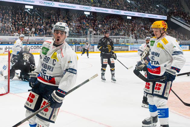 26 09 2026, Porza, Corner Arena, NL: HC Lugano - HC Ambri-Piotta, 88 Tommaso De Luca (Ambri) celebrates his goal. Porza Corner Arena Ticino Switzerland Copyright: xJustPictures.ch JarixPestelaccix jp-en-JaPe-JP6_JAr_NL_HCL_HCAP_26Sep2026_000062