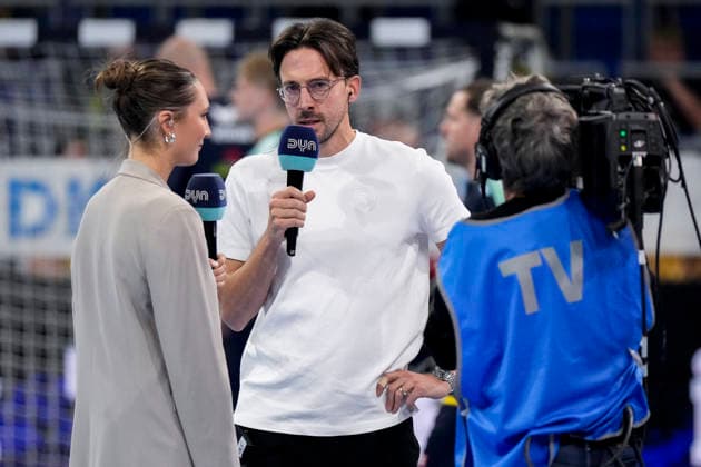 Patrick Groetzki (RNL) mit Mikrofon beim Interview mit DYN, TV, Fernsehen, 26.09.2026, Mannheim (Deutschland), Handball, Bundesliga, Rhein-Neckar Löwen - MT Melsungen
