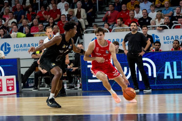 Bamberg, Deutschland 26. September 2026: 1. BBL - 2026 2027 - Sp. 3 - BMA365 Bamberg Baskets gegen MHP Riesen Ludwigsburg Im Bild: v. li. im Zweikampf Elijah Hughes (Ludwigsburg) und Richard Balint (Bamberg) Brose Arena Bayern Copyright: xFotostandx xSchmittx