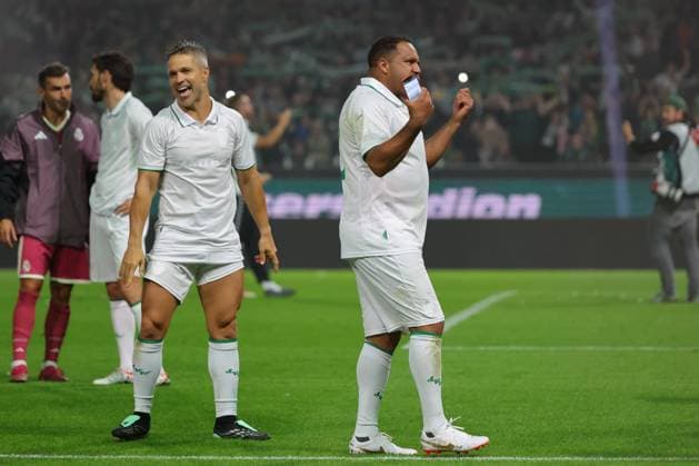 26.09.26, Fussball, FBL Männer, Freundschaftsspiel, 100. Jahre Weserstadion, Duell Werder Legenden 2026, Werder Legenden vs.Real Madrid Leyendas Spielende Endstand Dank an die Fans nach dem Spiel Diego (Werder Legenden) und Ailton (Werder Legenden) Foto nordphoto GmbH Tauchnitz Bremen Weserstadion Bremen Germany Copyright: xnordphotoxGmbHx xTauchnitzx