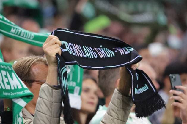 26.09.26, Fussball, FBL Männer, Freundschaftsspiel, 100. Jahre Weserstadion, Duell Werder Legenden 2026, Werder Legenden vs.Real Madrid Leyendas Fahnen Banner Stimmung Emotionen Fans Werder Legenden Lebenslang Grün-Weiß Foto nordphoto GmbH Tauchnitz Bremen Weserstadion Bremen Germany Copyright: xnordphotoxGmbHx xTauchnitzx