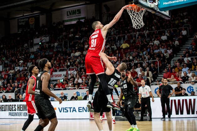 Bamberg, Deutschland 26. September 2026: 1. BBL - 2026 2027 - Sp. 3 - BMA365 Bamberg Baskets gegen MHP Riesen Ludwigsburg Im Bild: Daniel Keppeler (Bamberg) fliegt über die Abwehr von Jonas Wolfarth-Bottermann (Ludwigsburg) zum Dunking Brose Arena Bayern Copyright: xFotostandx xSchmittx