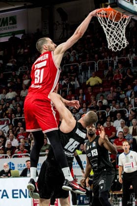 Bamberg, Deutschland 26. September 2026: 1. BBL - 2026 2027 - Sp. 3 - BMA365 Bamberg Baskets gegen MHP Riesen Ludwigsburg Im Bild: Daniel Keppeler (Bamberg) fliegt über die Abwehr von Jonas Wolfarth-Bottermann (Ludwigsburg) zum Dunking Brose Arena Bayern Copyright: xFotostandx xSchmittx