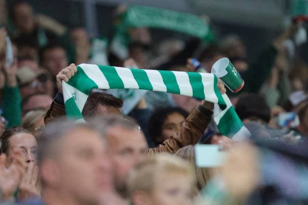 26.09.26, Fussball, FBL Männer, Freundschaftsspiel, 100. Jahre Weserstadion, Duell Werder Legenden 2026, Werder Legenden vs.Real Madrid Leyendas Fahnen Banner Stimmung Emotionen Fans Werder Legenden Lebenslang Grün-Weiß Foto nordphoto GmbH Tauchnitz Bremen Weserstadion Bremen Germany Copyright: xnordphotoxGmbHx xTauchnitzx