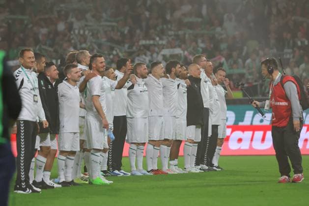 26.09.26, Fussball, FBL Männer, Freundschaftsspiel, 100. Jahre Weserstadion, Duell Werder Legenden 2026, Werder Legenden vs.Real Madrid Leyendas Spielende Endstand Dank an die Fans nach dem Spiel Werder Legenden Foto nordphoto GmbH Tauchnitz Bremen Weserstadion Bremen Germany Copyright: xnordphotoxGmbHx xTauchnitzx