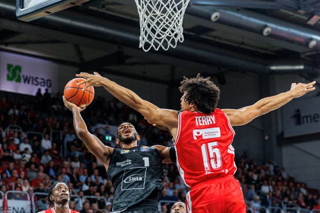 Justin Kier (MHP Riesen Ludwigsburg, 01), Brendan Terry (BMA365 Bamberg Baskets, 15), BMA365 Bamberg Baskets vs. MHP RIESEN Ludwigsburg, Basketball, easyCredit BBL, 3. Spieltag, 26.09.2026 BMA365 Bamberg Baskets vs. MHP RIESEN Ludwigsburg, Basketball, easyCredit BBL, 3. Spieltag, 26.09.2026 Bamberg Copyright: xEibner-Pressefoto G.xSantemizx EP_EER