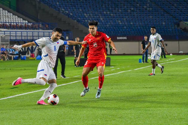 Vietnam v Philippines - FIFA ASEAN CUP 2026 Vietnam national team, Nationalteam player Truong Tien Anh (right) competes for the ball with Philippine national team player Ott Manuel (left) during a 2026 FIFA ASEAN Cup match at Si Jalak Harupat Stadium in Bandung, West Java, Indonesia, on September 26, 2026. Vietnam won the match 1-0. BANDUNG West Java Indonesia  Copyright: xKhairizalxMarisx originalFilename:maris-fifaasea260926_nplvC.jpg