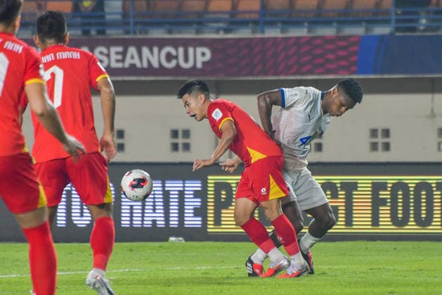 Vietnam v Philippines - FIFA ASEAN CUP 2026 Vietnam national team, Nationalteam player Le Pham Thanh Long (left) competes for the ball with Philippine national team player Tabinas Jefferson (right) during a 2026 FIFA ASEAN Cup match at Si Jalak Harupat Stadium in Bandung, West Java, Indonesia, on September 26, 2026. Vietnam wins the match 1-0. BANDUNG West Java Indonesia  Copyright: xKhairizalxMarisx originalFilename:maris-fifaasea260926_npV4K.jpg