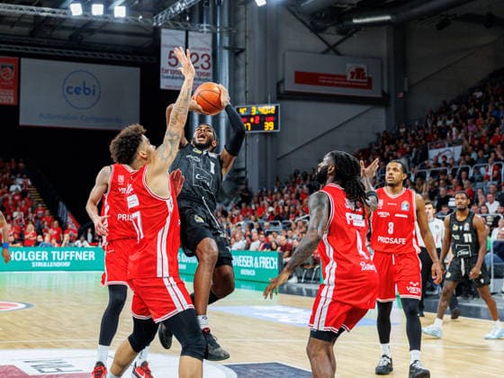 Joshua Obiesie (BMA365 Bamberg Baskets, 77), Justin Kier (MHP Riesen Ludwigsburg, 01), Jordan Jones (BMA365 Bamberg Baskets, 04), Jordan Wright (BMA365 Bamberg Baskets, 03), BMA365 Bamberg Baskets vs. MHP RIESEN Ludwigsburg, Basketball, easyCredit BBL, 3. Spieltag, 26.09.2026 BMA365 Bamberg Baskets vs. MHP RIESEN Ludwigsburg, Basketball, easyCredit BBL, 3. Spieltag, 26.09.2026 Bamberg Copyright: xEibner-Pressefoto G.xSantemizx EP_EER
