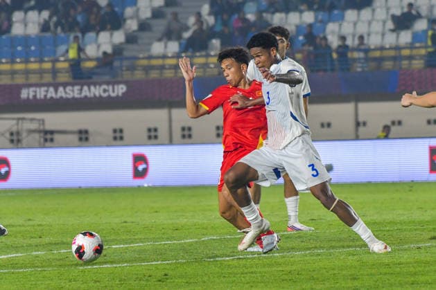 Vietnam v Philippines - FIFA ASEAN CUP 2026 Vietnam national team, Nationalteam player Vo Hoang Minh Khoa (left) competes for the ball with Philippine national team player Tabinas Paul (right) during a 2026 FIFA ASEAN Cup match at Si Jalak Harupat Stadium in Bandung, West Java, Indonesia, on September 26, 2026. Vietnam won the match 1-0. BANDUNG West Java Indonesia  Copyright: xKhairizalxMarisx originalFilename:maris-fifaasea260926_npWzr.jpg