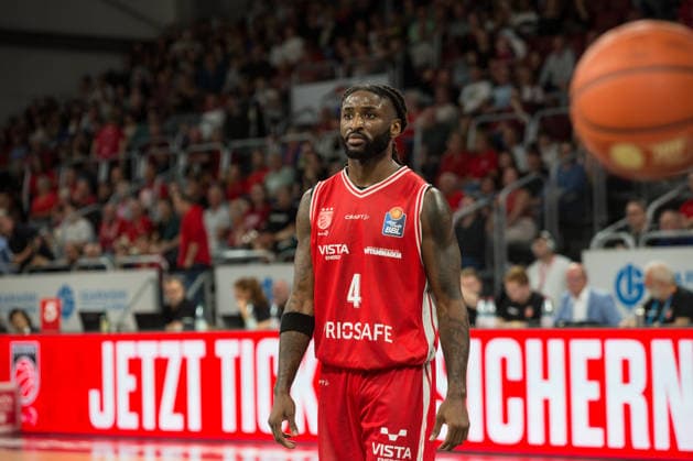 Bamberg, Deutschland 26. September 2026: 1. BBL - 2026 2027 - Sp. 3 - BMA365 Bamberg Baskets gegen MHP Riesen Ludwigsburg Im Bild: Jordan Jones (Bamberg) gestikuliert Fassungslos Brose Arena Bayern Copyright: xFotostandx xSchmittx