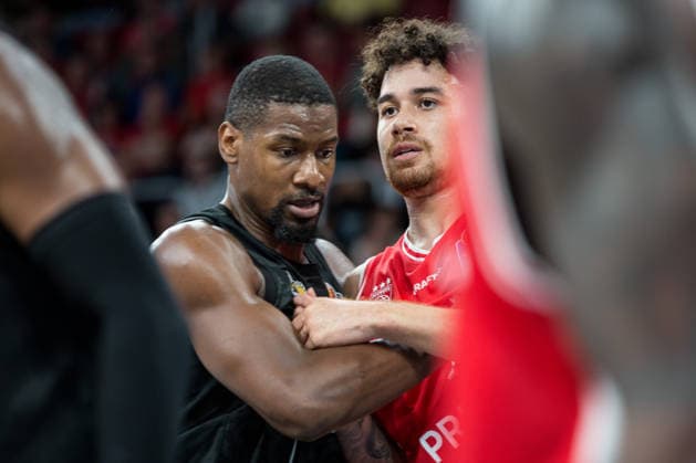 Bamberg, Deutschland 26. September 2026: 1. BBL - 2026 2027 - Sp. 3 - BMA365 Bamberg Baskets gegen MHP Riesen Ludwigsburg Im Bild: Yorman Polas Bartolo (Ludwigsburg) und Joshua Obiesie (Bamberg) im Zweikampf Brose Arena Bayern Copyright: xFotostandx xSchmittx