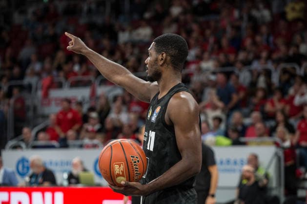 Bamberg, Deutschland 26. September 2026: 1. BBL - 2026 2027 - Sp. 3 - BMA365 Bamberg Baskets gegen MHP Riesen Ludwigsburg Im Bild: Darius Perry (Ludwigsburg) zeigt die Richtung an Brose Arena Bayern Copyright: xFotostandx xSchmittx