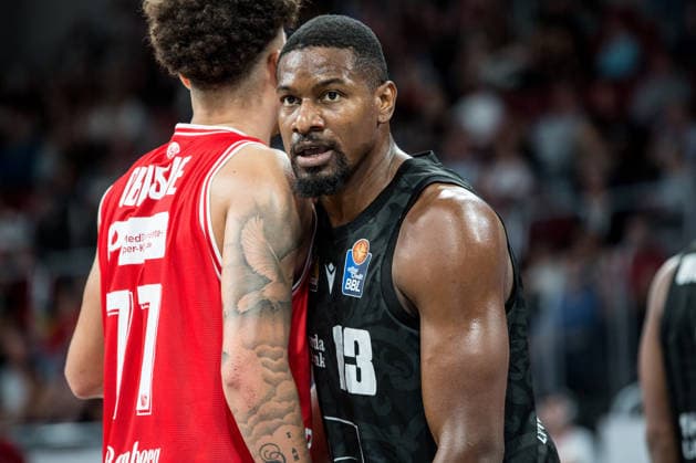 Bamberg, Deutschland 26. September 2026: 1. BBL - 2026 2027 - Sp. 3 - BMA365 Bamberg Baskets gegen MHP Riesen Ludwigsburg Im Bild: Yorman Polas Bartolo (Ludwigsburg) und Joshua Obiesie (Bamberg) im Zweikampf Brose Arena Bayern Copyright: xFotostandx xSchmittx