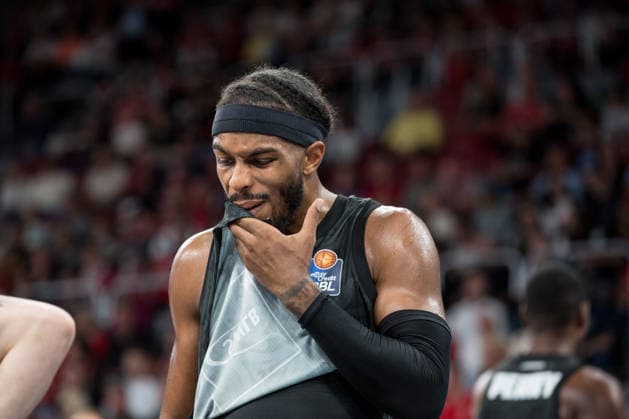 Bamberg, Deutschland 26. September 2026: 1. BBL - 2026 2027 - Sp. 3 - BMA365 Bamberg Baskets gegen MHP Riesen Ludwigsburg Im Bild: Justin Kier (Ludwigsburg) hält sich das Triko vor dem Gesicht Brose Arena Bayern Copyright: xFotostandx xSchmittx