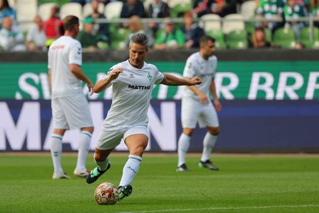 26.09.26, Fussball, FBL Männer, Freundschaftsspiel, 100. Jahre Weserstadion, Duell Werder Legenden 2026, Werder Legenden vs.Real Madrid Leyendas Aufwaermtraining Dehnuebung Springuebung Diego (Werder Legenden) Foto nordphoto GmbH Tauchnitz Bremen Weserstadion Bremen Germany Copyright: xnordphotoxGmbHx xTauchnitzx