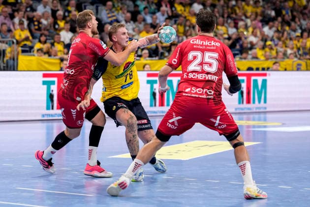 v.li.: David Mandic (MTM, 7), Edwin Aspenbäck (RNL, 78), Olle Forsell Schefvert (MTM, 25), Zweikampf, Spielszene, Duell, duel, tackle, tackling, Dynamik, Action, Aktion, 26.09.2026, Mannheim (Deutschland), Handball, Bundesliga, Rhein-Neckar Löwen - MT Melsungen