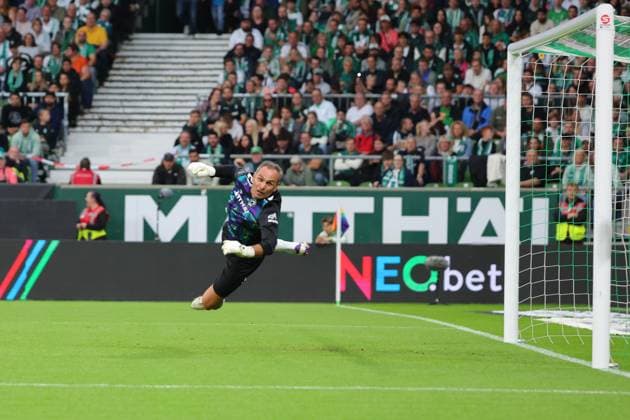 26.09.26, Fussball, FBL Männer, Freundschaftsspiel, 100. Jahre Weserstadion, Duell Werder Legenden 2026, Werder Legenden vs.Real Madrid Leyendas Torwart Parade von Torwart Andreas Reinke (Werder Legenden) Foto nordphoto GmbH Tauchnitz Bremen Weserstadion Bremen Germany Copyright: xnordphotoxGmbHx xTauchnitzx