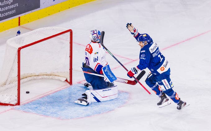Ice hockey, Eishockey National League Regular Season - ZSC Lions vs EHC Klo Zurich, Switzerland, 26th Sep 2026: 27th minute: 14 Chris Balitsberg (ZSC Lions) celebrates. Goaltender 50 Reto Berra (Kloten) is beaten for the first time. Score: 1-1. Copyright: xAndreasxHaasx
