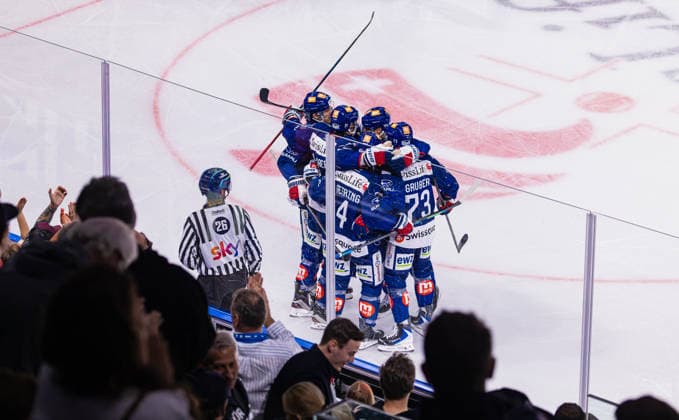 Ice hockey, Eishockey National League Regular Season - ZSC Lions vs EHC Klo Zurich, Switzerland, 26th Sep 2026: 27th minute 14 Chris Balitsberg (ZSC Lions) scores the equalizer. His team and the spectators in the Swiss Life Arena cheer. Copyright: xAndreasxHaasx