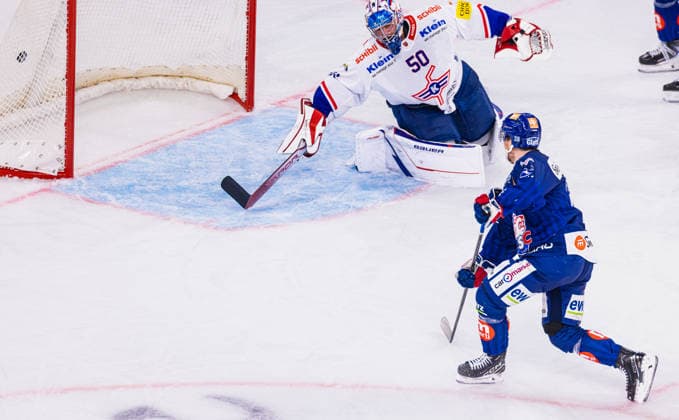 Ice hockey, Eishockey National League Regular Season - ZSC Lions vs EHC Klo Zurich, Switzerland, 26th Sep 2026: 28th minute 28 Jesper Fröden (ZSC Lions) puts the ZSC Lions ahead 2-1. Goaltender 50 Reto Berra (Kloten) is beaten again. Copyright: xAndreasxHaasx