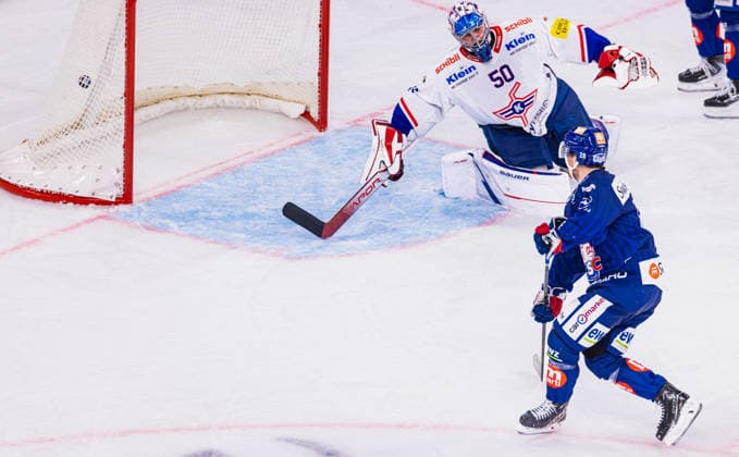 Ice hockey, Eishockey National League Regular Season - ZSC Lions vs EHC Klo Zurich, Switzerland, 26th Sep 2026: 28th minute 28 Jesper Fröden (ZSC Lions) puts the ZSC Lions ahead 2-1. Goaltender 50 Reto Berra (Kloten) is beaten again. Copyright: xAndreasxHaasx
