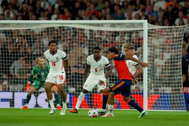 RECORD DATE NOT STATED Football - UEFA Nations League - Group A3 - England v Spain LONDON, ENGLAND - Saturday, September 26, 2026: England s Myles Lewis-Skelly, Marc GuÃ hi and Nico O Reilly close down Spain s Lamine Yamal during the UEFA Nations League Group A3 match between England and Spain at Wembley Stadium. (Photo by Thomas Major Propaganda) LONDON Wembley Stadium GREATER LONDON ENGLAND  Copyright: xThomasxMajorx 2026-09-26-England_v_Spain-054