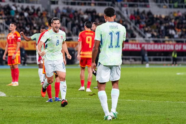 Fussball: UEFA Nations League 2026 2027, 26.09.2026 - Nordmazedonien vs. Schweiz (National Arena Todor Proeski); Remo Freuler (8, Schweiz) trifft zum 1:0 für die Schweizer Nationalmannschaft, Tor, Torjubel, Dan Ndoye (11, Schweiz) Copyright: xValentinxDomgjonix